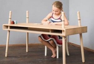 Adjustable oak table for kids