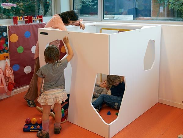 Cabane interieur dans une jardin d'enfants