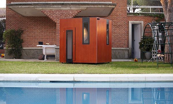 casita de madera para niños en jardín con piscina